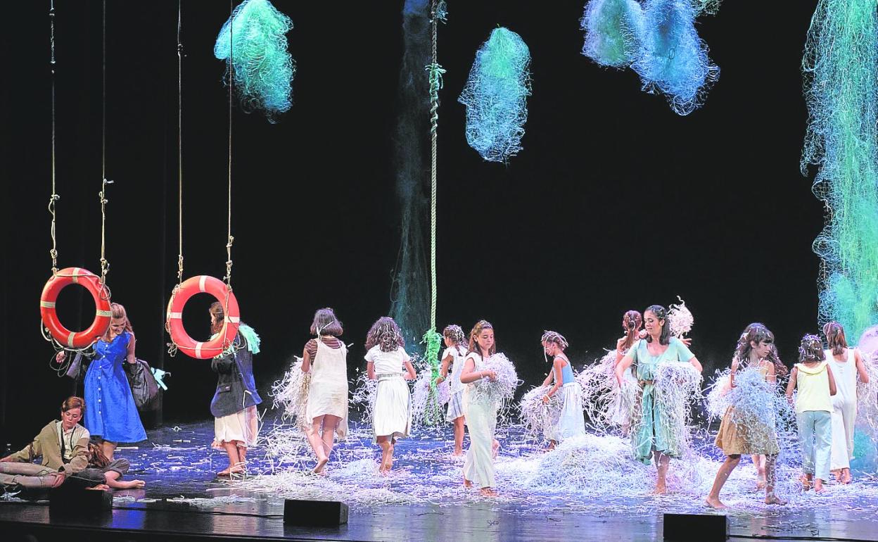 La presentación de 'Itsasotik' ha dado este lunes un color especial al escenario del Victoria Eugenia. 