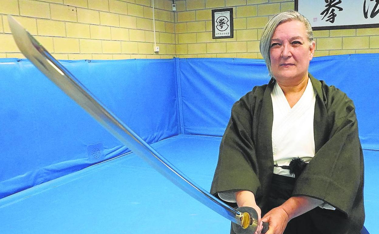 Pilar Martínez, durante una de sus clases de kenpo kai en el polideportivo Elorsoro de Oiartzun. 