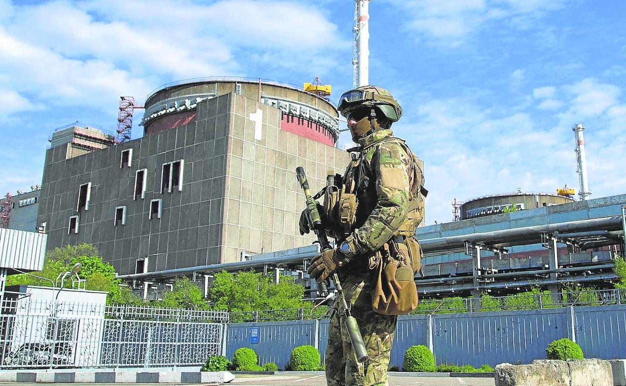 Un soldado ruso patrulla los alrededores de la planta nuclear