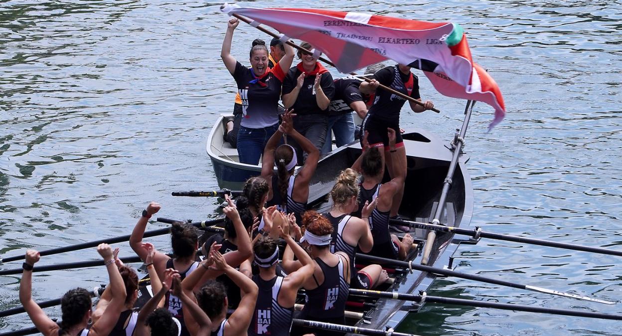 La Madalen celebra la consecución de la bandera de Errenteria en una de estas regatas de la liga ETE. 