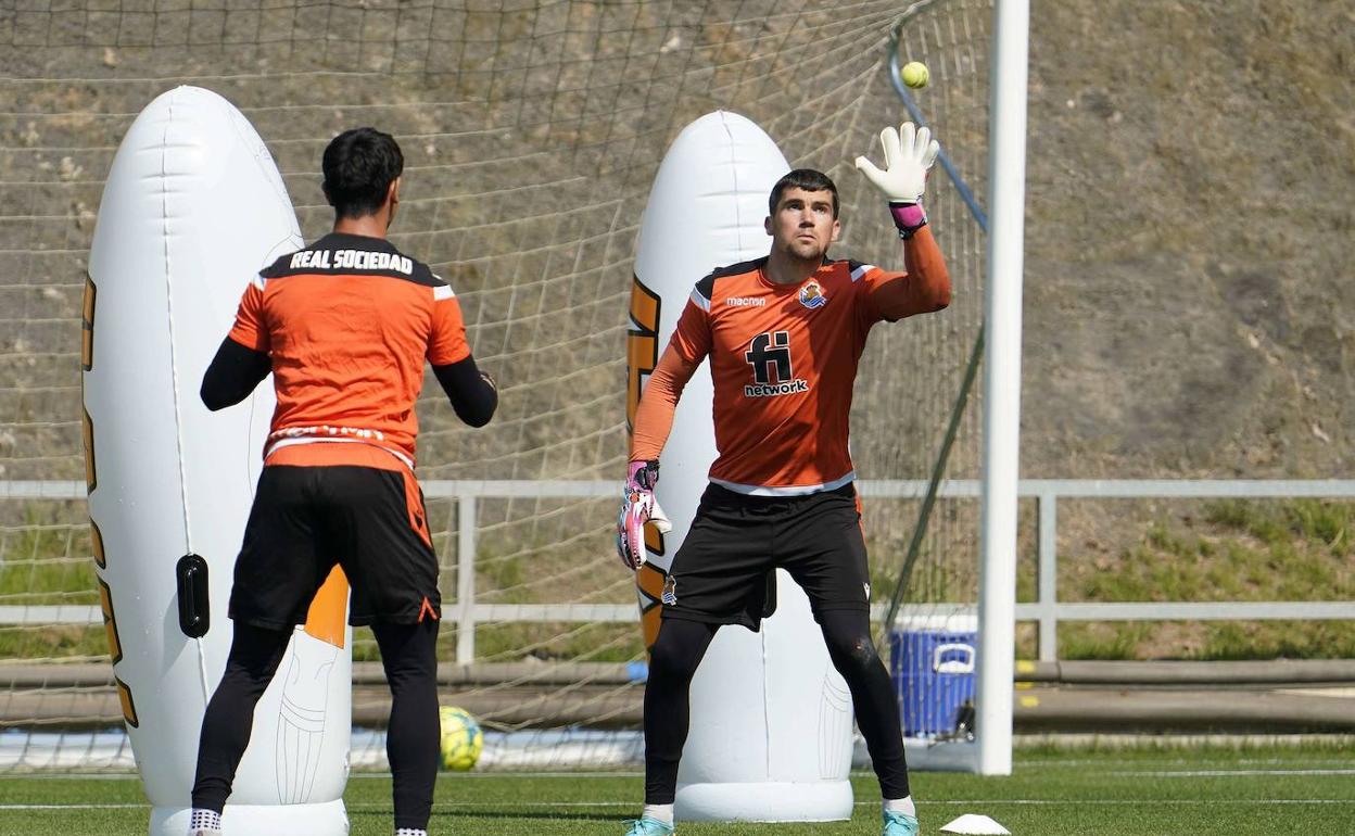 Mathew Ryan, en la imagen trabajando con Álex Remiro en Zubieta, se despide de la Real Sociedad después de solo un año aquí. 