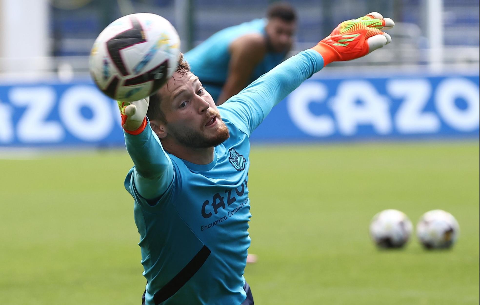 Indiscutible. Álex Remiro realiza una espectacular intervención en el entrenamiento de este martes. 