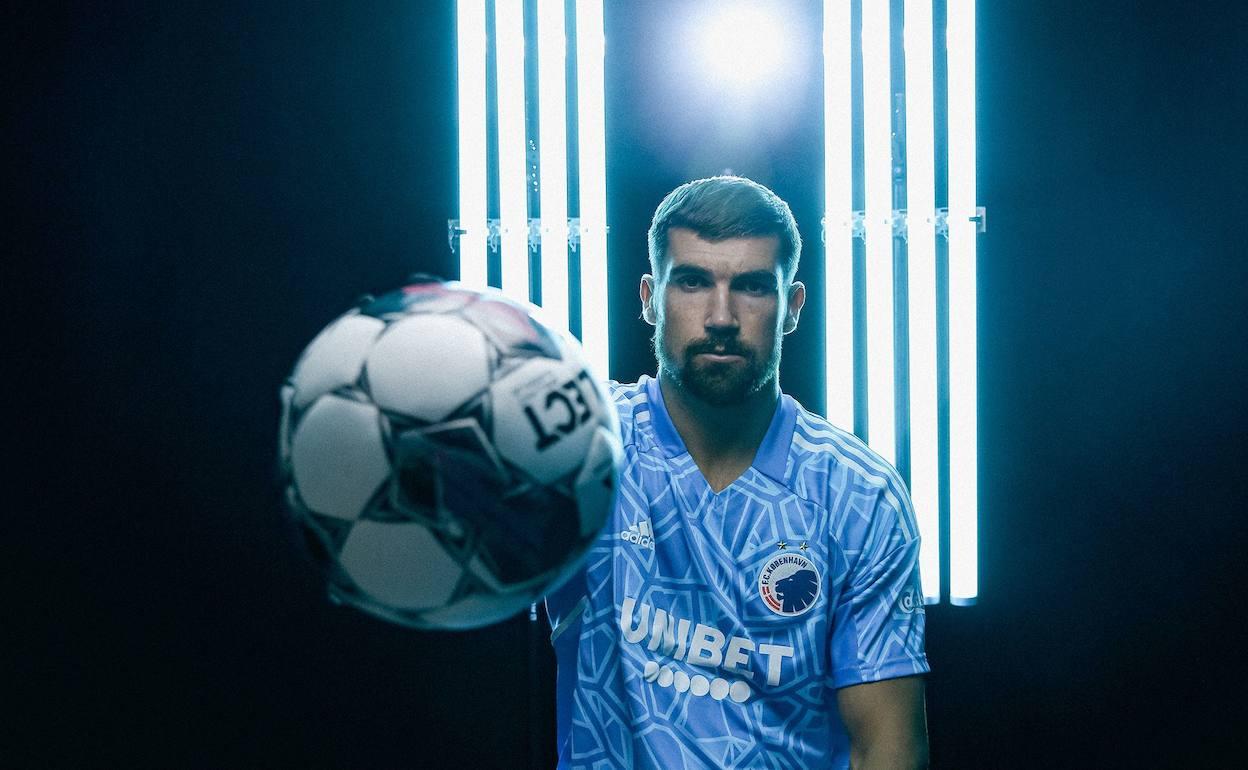 Mathew Ryan ya posa como nuevo jugador del Copenhague. 