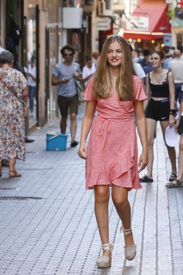 Paseo de los Reyes y sus hijas por las calles de Palma de Mallorca