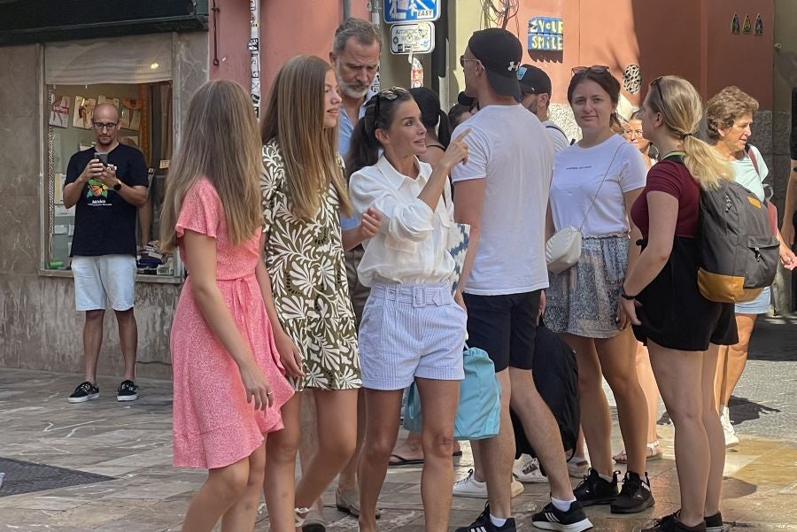 Paseo de los Reyes y sus hijas por las calles de Palma de Mallorca