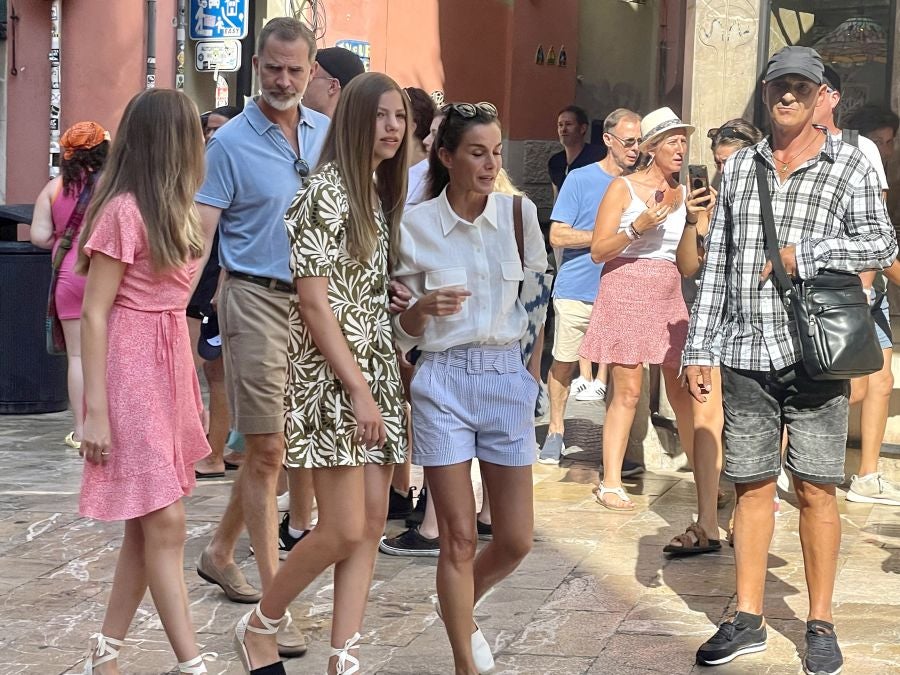 Paseo de los Reyes y sus hijas por las calles de Palma de Mallorca