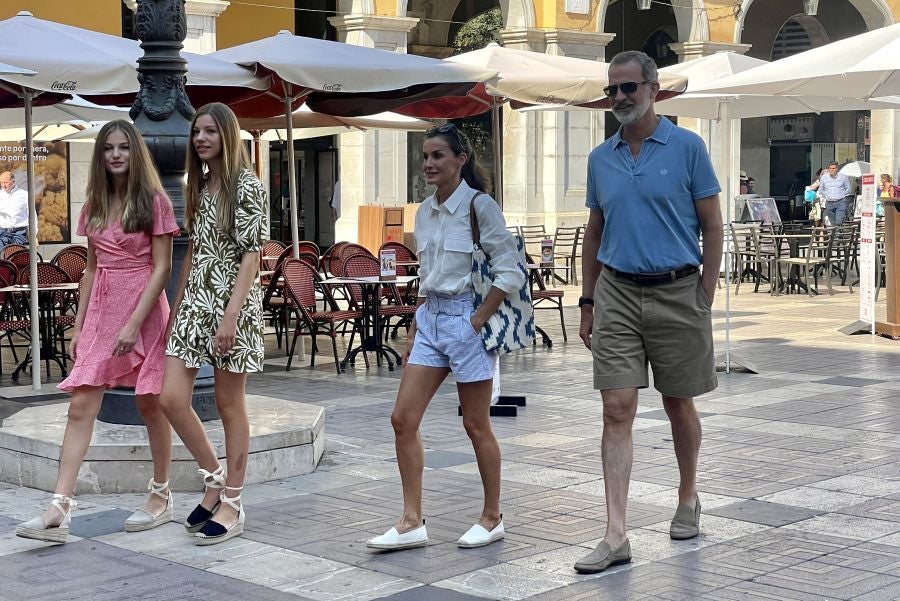 Paseo de los Reyes y sus hijas por las calles de Palma de Mallorca