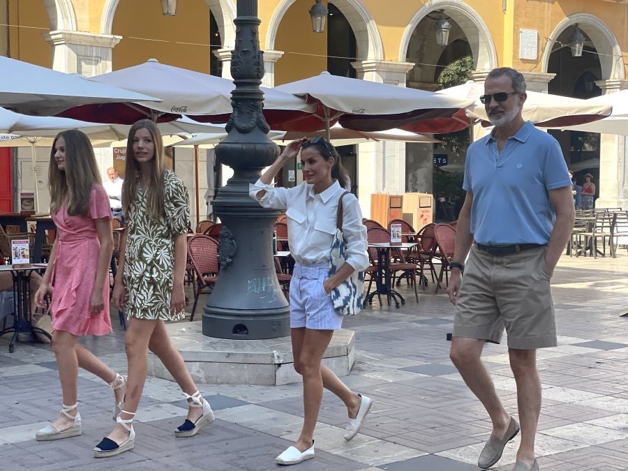 Paseo de los Reyes y sus hijas por las calles de Palma de Mallorca