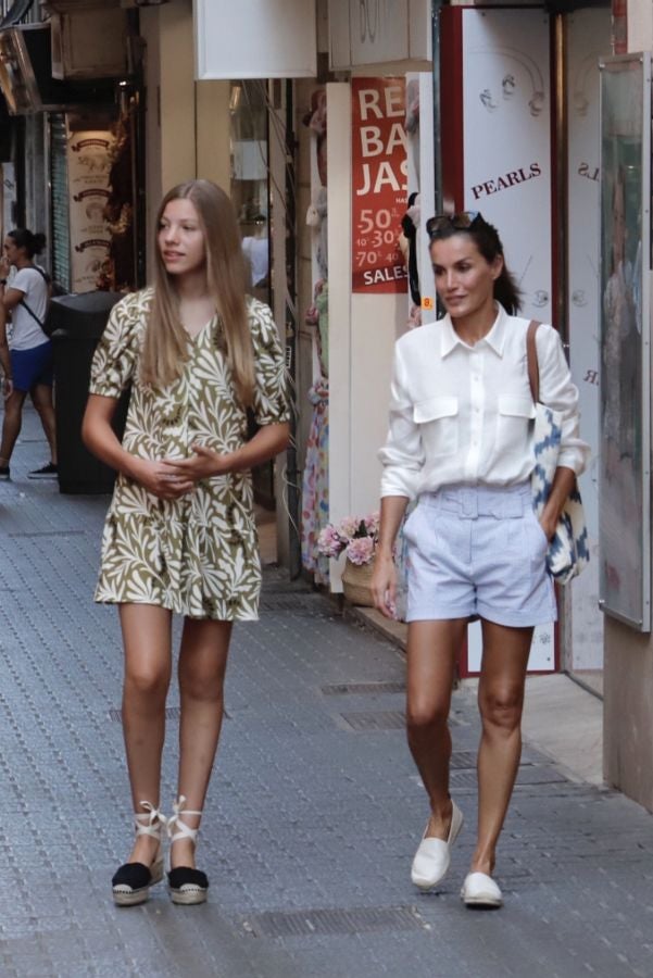 Paseo de los Reyes y sus hijas por las calles de Palma de Mallorca