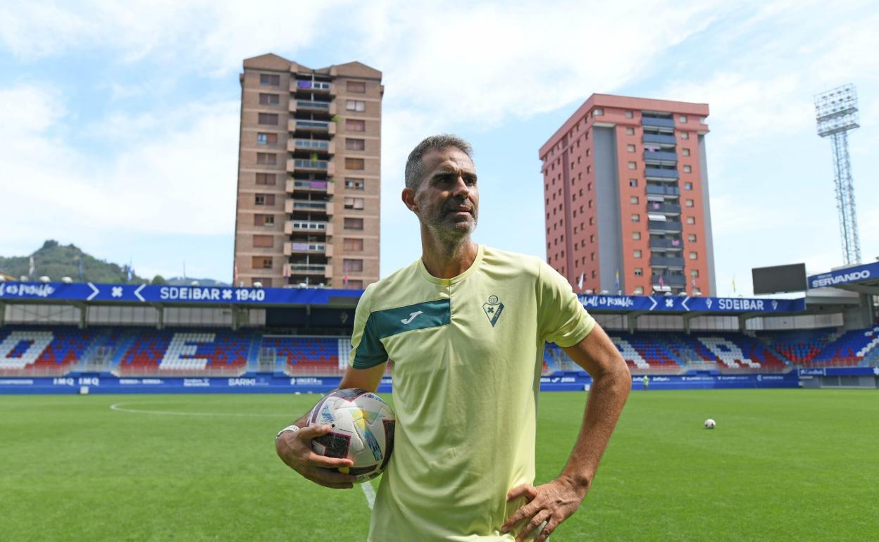Gaizka Garitano, entrenador del Eibar, este miércoles sobre el césped de Ipurua. 