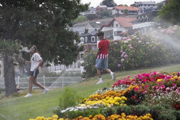 Fotos: Una galernilla aliviará por la tarde el ambiente en la costa tras una noche tropical