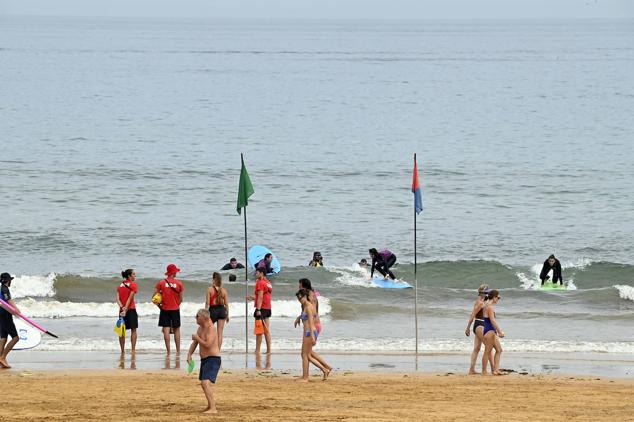 Fotos: Una galernilla aliviará por la tarde el ambiente en la costa tras una noche tropical