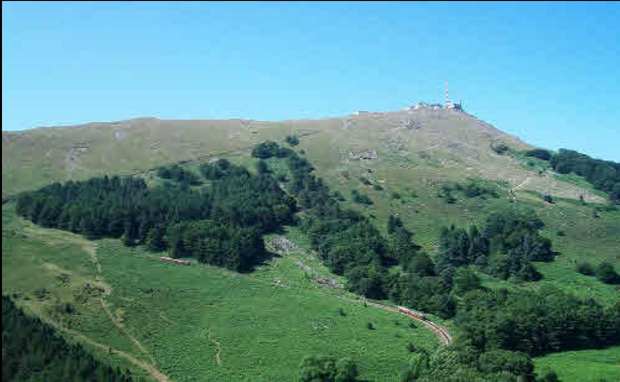 Vista general del monte Larrun desde Sara.