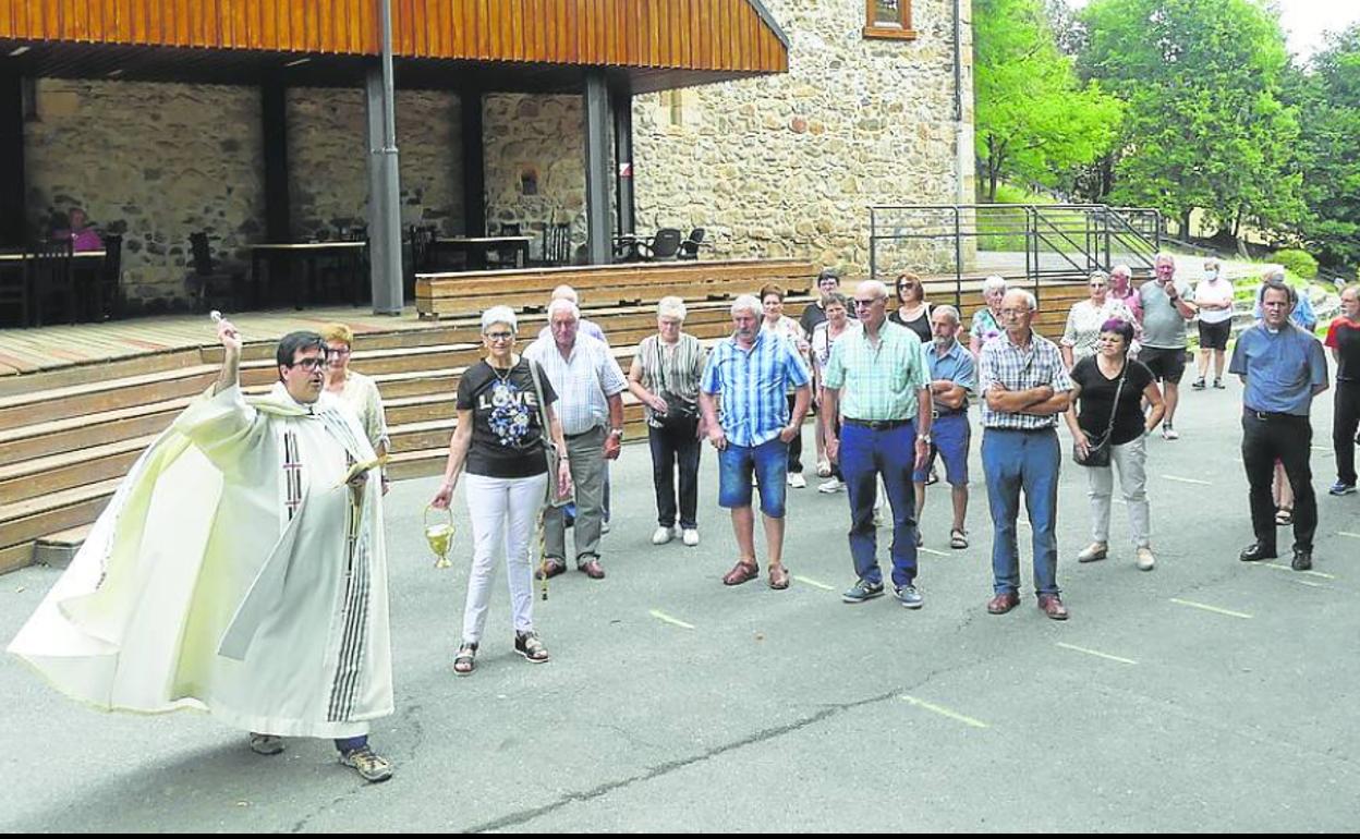 Momento en el que el párroco y una comitiva de feligreses llevan a cabo el rito de invocar a los Santos para que intercedan y nos envíen el agua que tanta falta hace. 