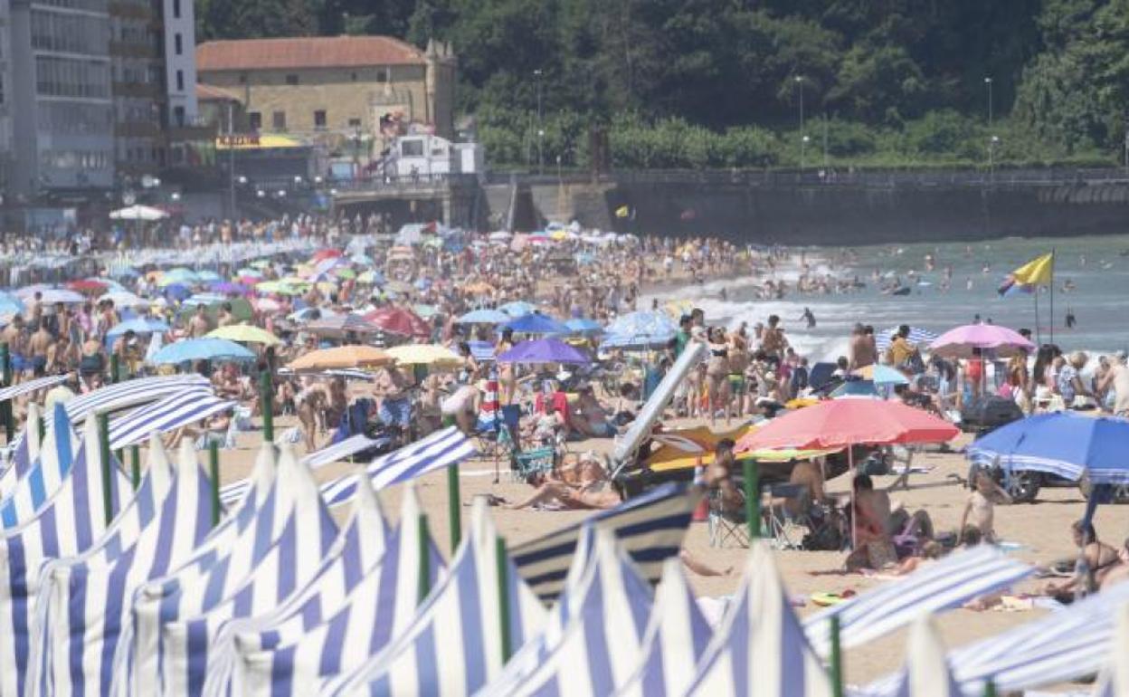 La playa de Zarautz, a rebosar uno de estos días de calor.