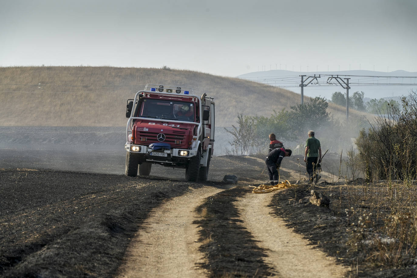 Fotos: El incendio que ha provocado los cortes en la A-1 y en la circulación de trenes
