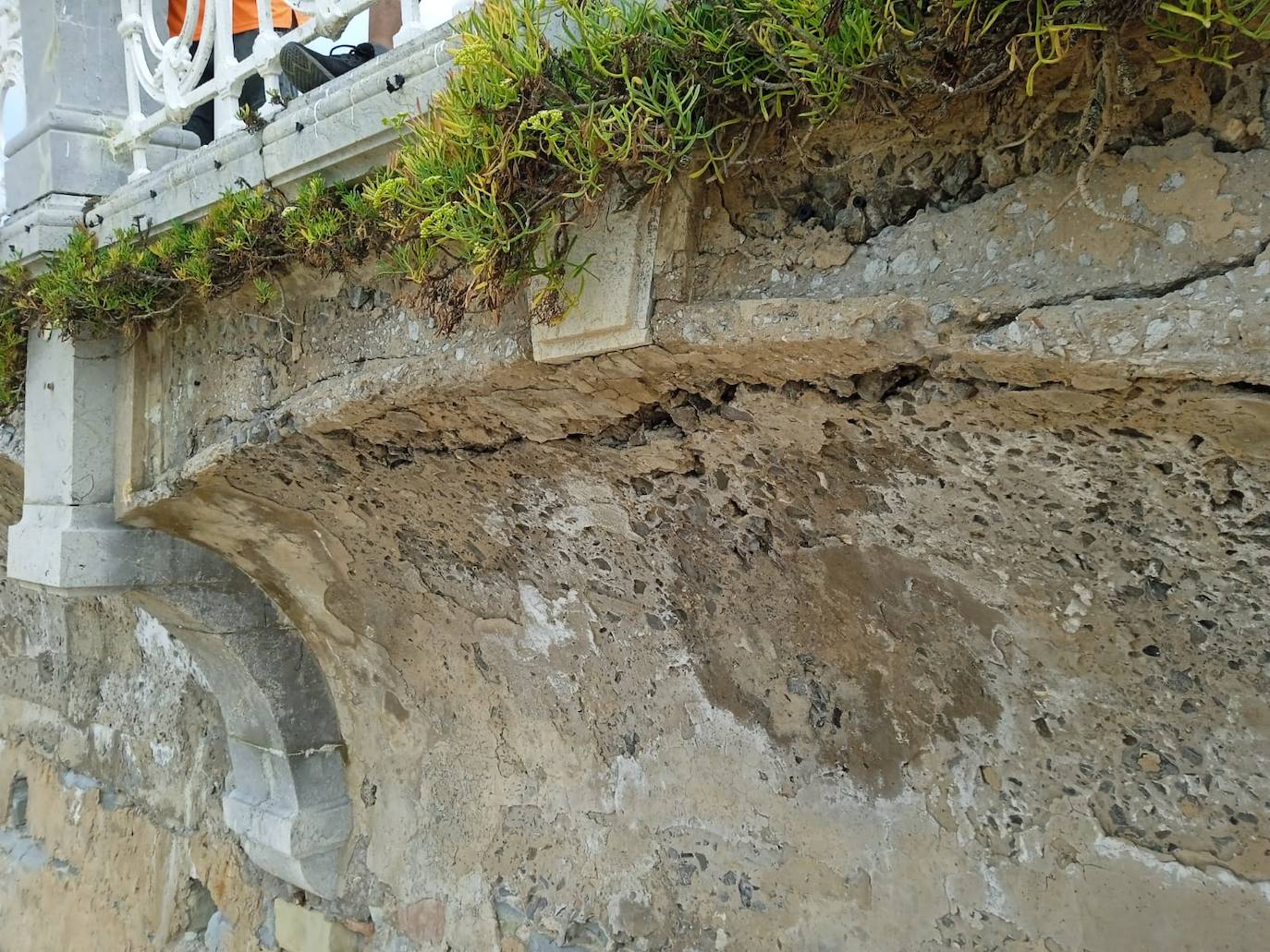 Fotos: Se desprende una piedra bajo el tramo de barandilla de La Concha que falta por renovar