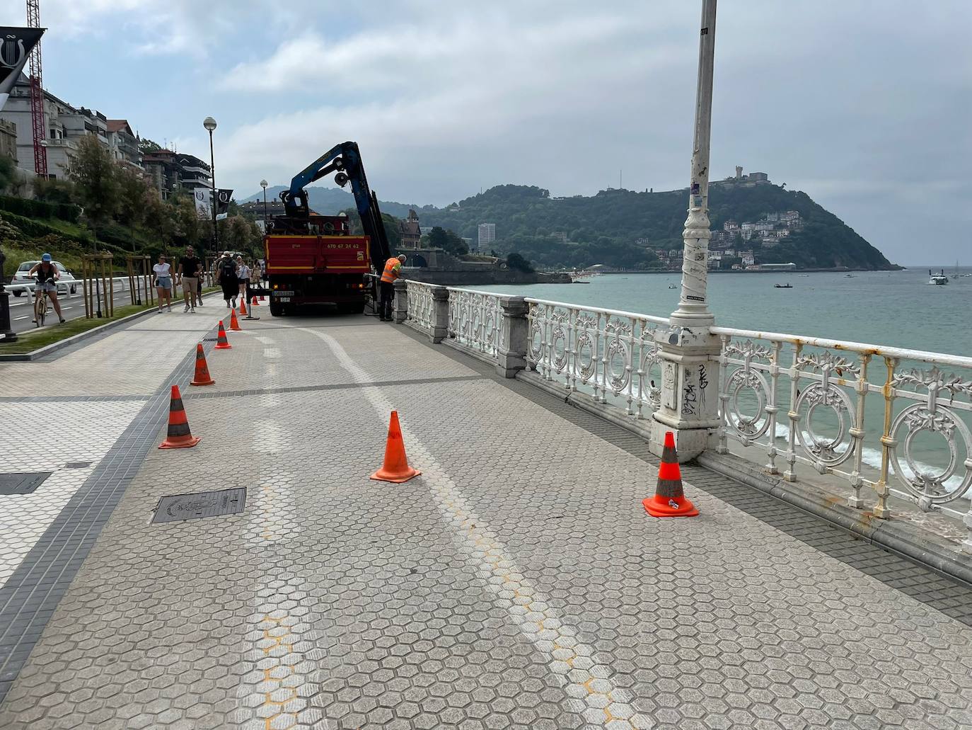 Fotos: Se desprende una piedra bajo el tramo de barandilla de La Concha que falta por renovar