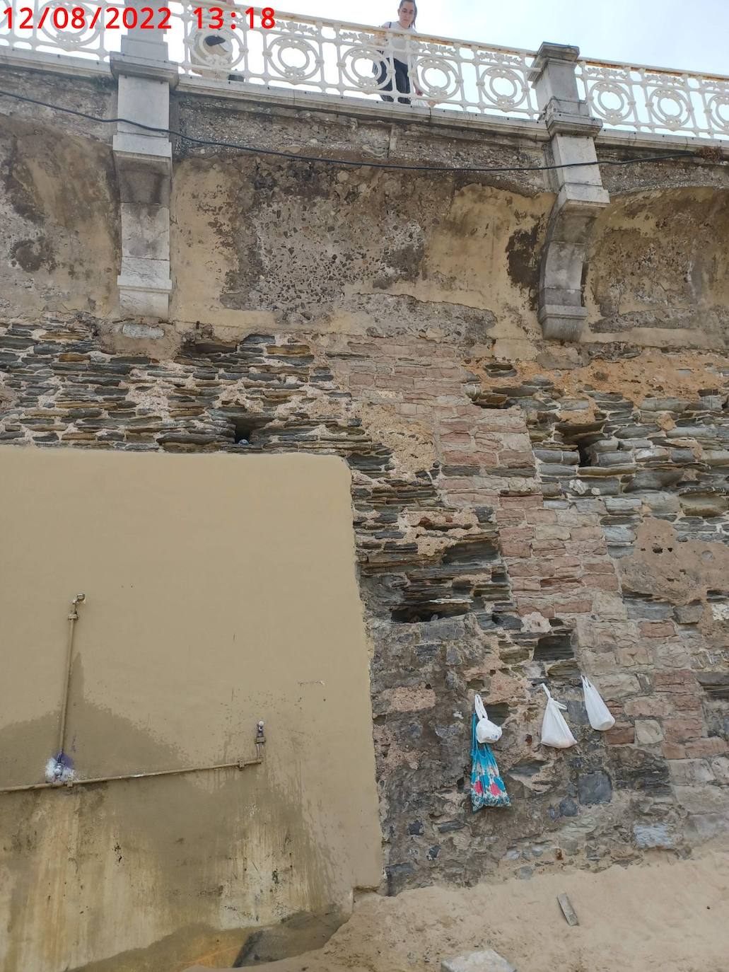 Fotos: Se desprende una piedra bajo el tramo de barandilla de La Concha que falta por renovar