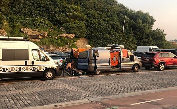 Una caravana acampada en pleno Paseo Nuevo.