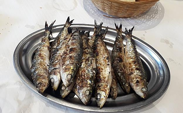 Hermosas y sabrosas sardinas, cocinadas a la parrilla. 