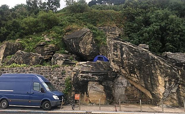 Tienda con vistas al mar, entre las rocas del Paseo Nuevo donostiarra. 