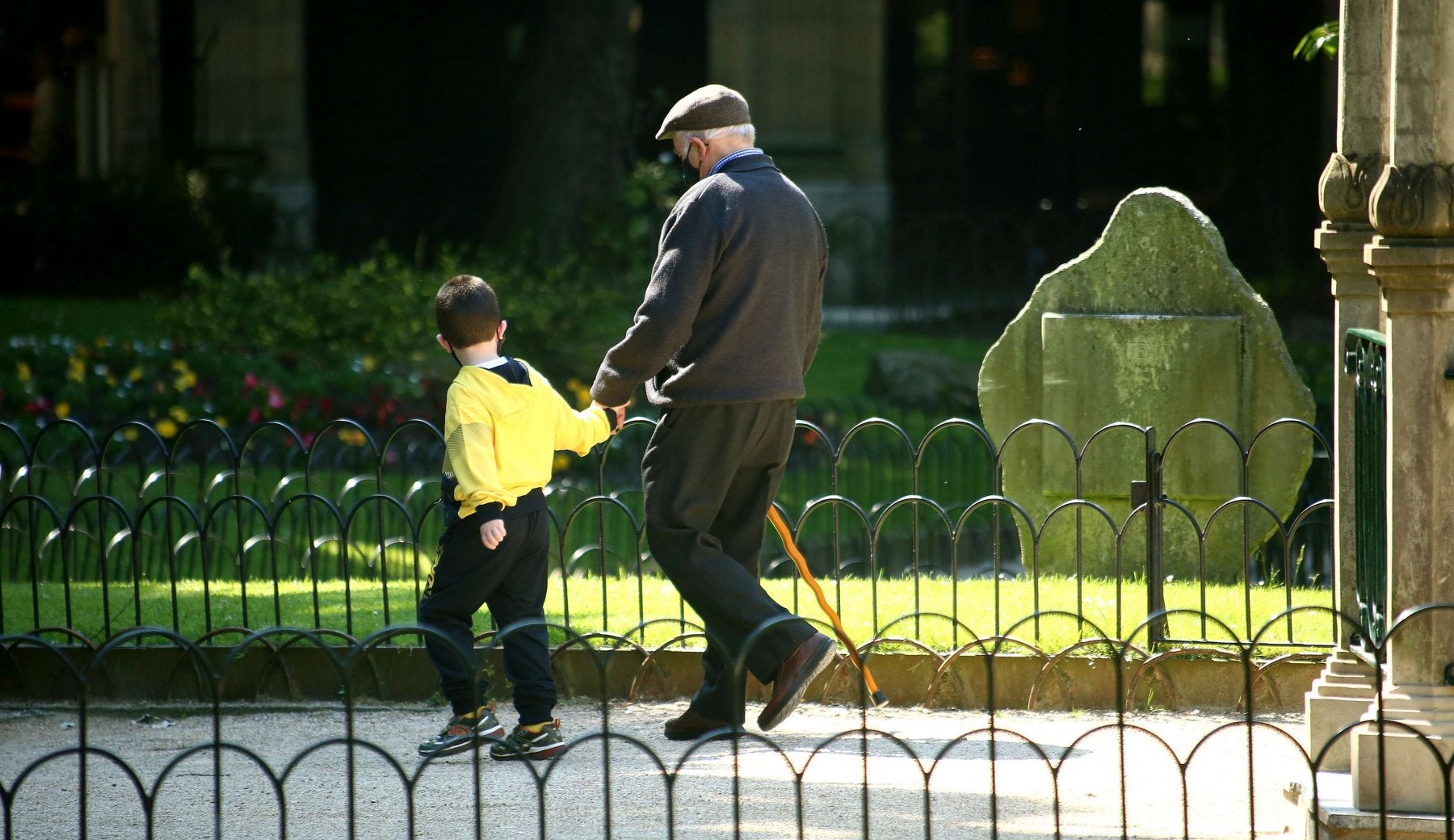 Un abuelo pasea con su nieto por la plaza Gipuzkoa. 