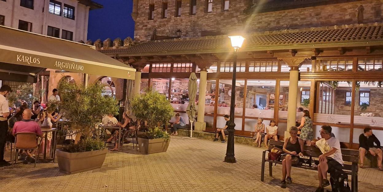 La terraza, cafetería, restaurante y hotel Karlos Arguiñano, en la agradable noche de este pasado miércoles. 