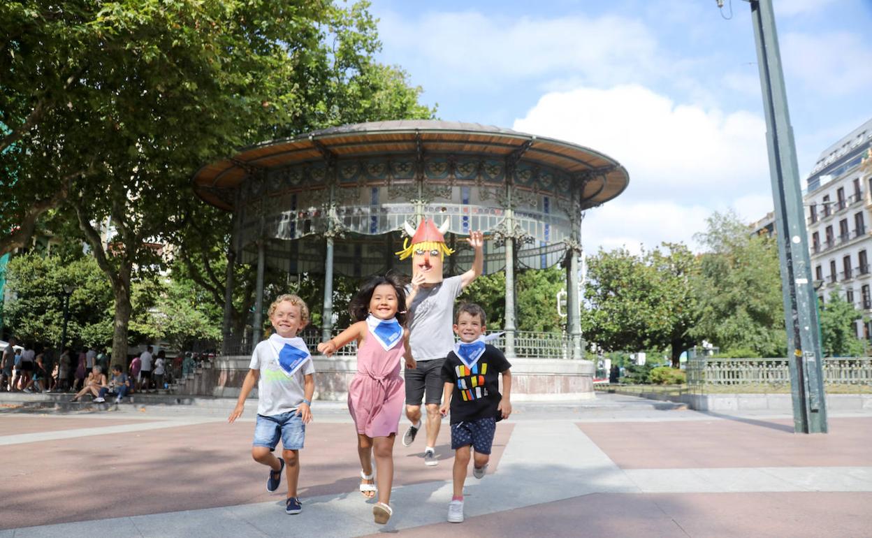 Martín Simal, Nina Robles yDarko del Amo, tres niñosdonostiarras que correndelante de un cabezudo. Hay ganas de fiesta entre los máspequeños. 