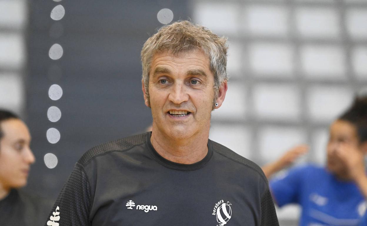 Imanol Álvarez durante un entrenamiento del Bera Bera Balonmano Donostia. 