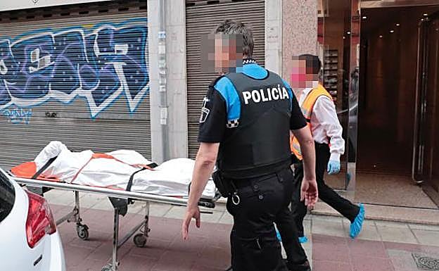 Investigan la muerte violenta de dos mujeres y un hombre en Valladolid