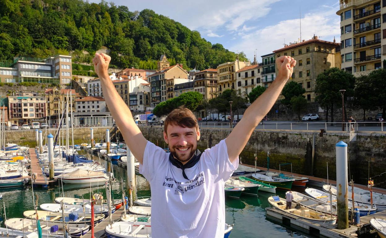 Andoni Iriondo, miembro de Donostiako Piratak y de lacofradía Ubarroiak, en el puerto donostiarra, epicentro de la Aste Nagusia Pirata. 