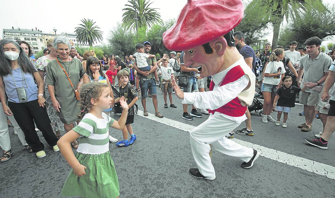 Fotos: Los gigantes y cabezudos ambientan las calles de Donostia