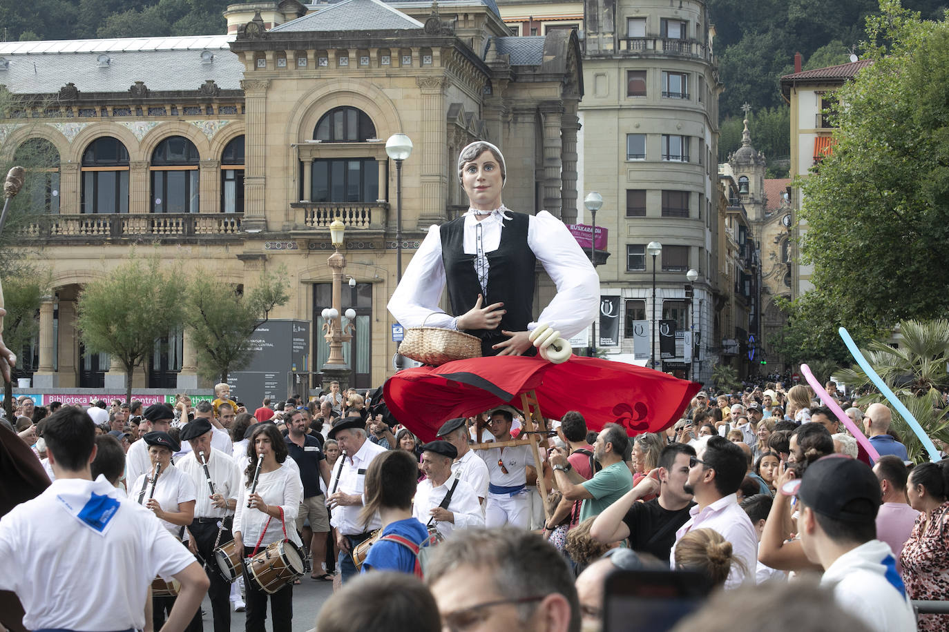 Fotos: Los gigantes y cabezudos ambientan las calles de Donostia