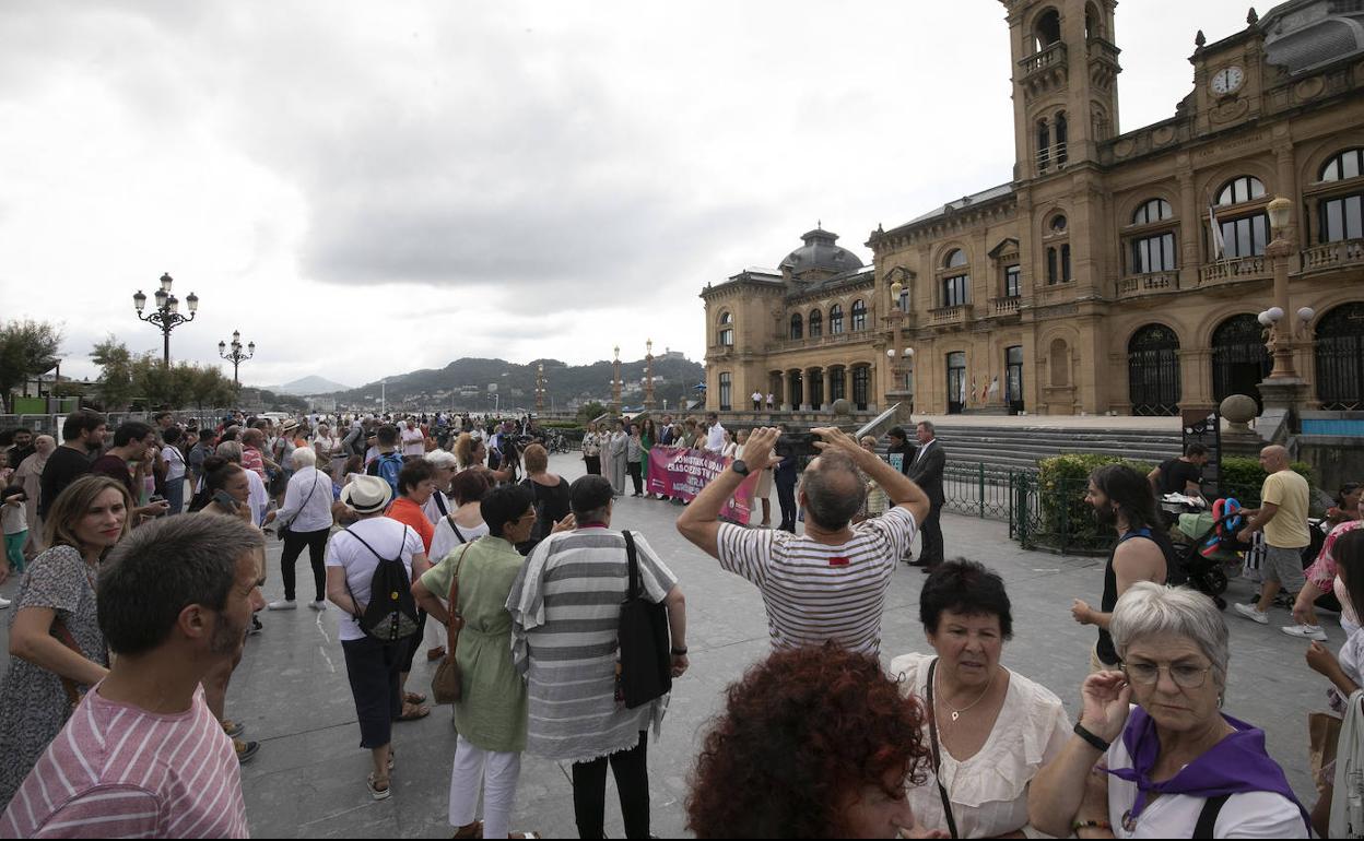 Rotunda condena en Donostia e Irun contra las agresiones sexistas