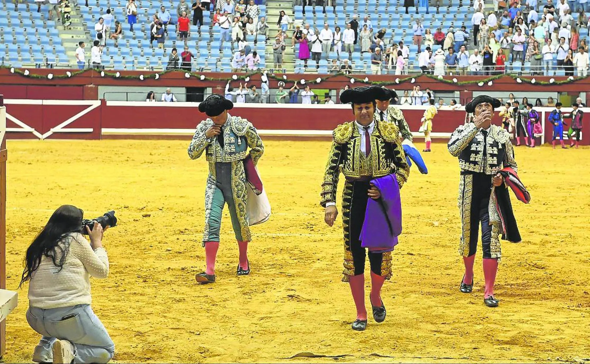 Se vacía la plaza. Morante y su cuadrilla abandona la plaza de Illunbe. 