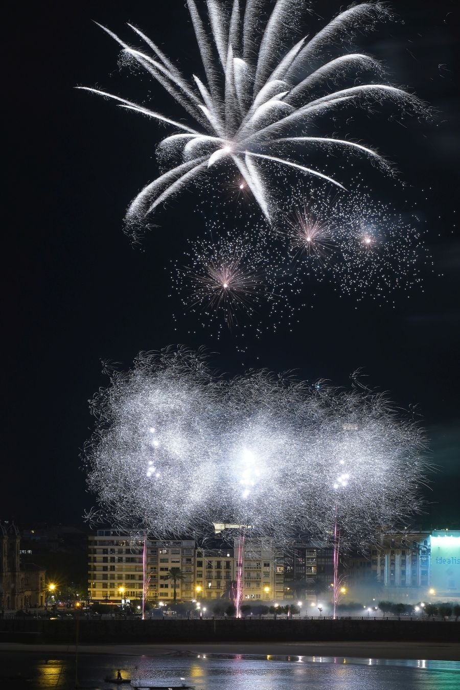 La pirotecnia alavesa fue la encargada de inaugurar el Concurso de Fuegos Artificiales, donde sorprendió por la calidad de su propuesta 