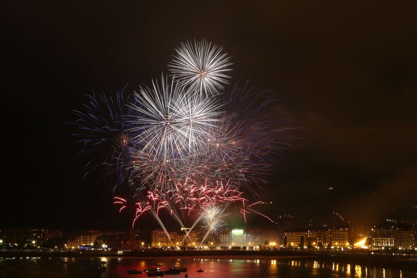 La pirotecnia alavesa fue la encargada de inaugurar el Concurso de Fuegos Artificiales, donde sorprendió por la calidad de su propuesta 