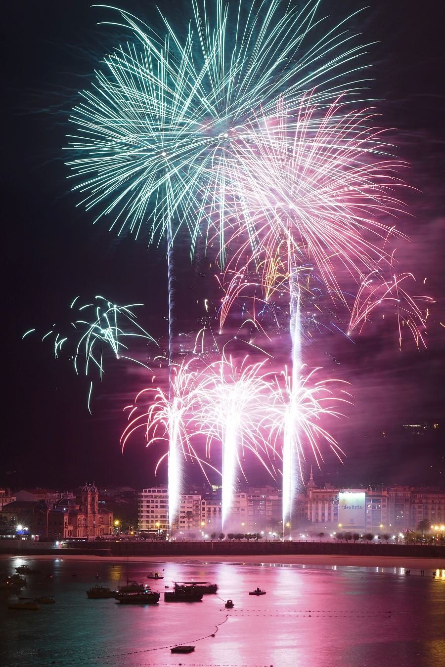 La pirotecnia alavesa fue la encargada de inaugurar el Concurso de Fuegos Artificiales, donde sorprendió por la calidad de su propuesta 