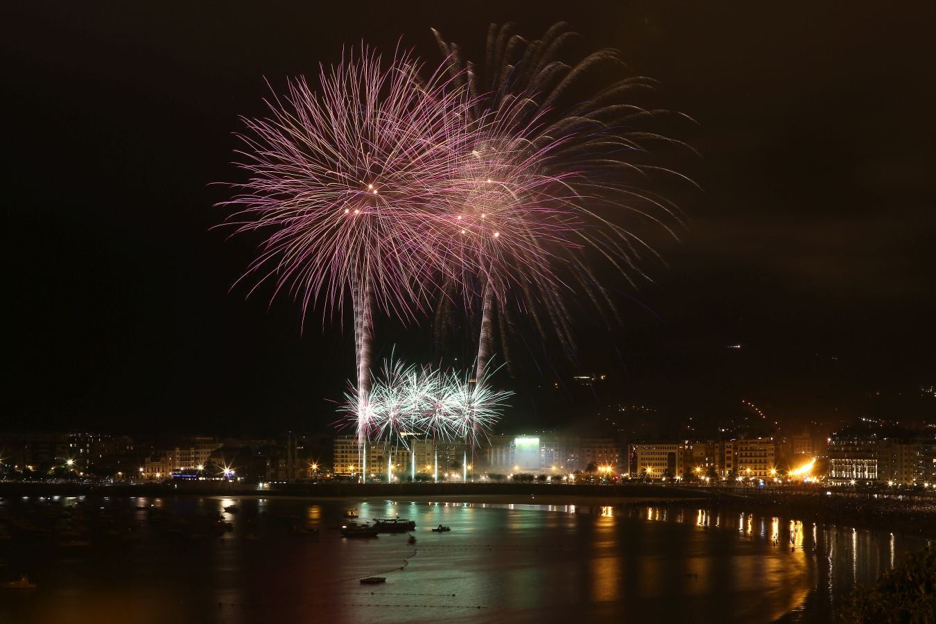 La pirotecnia alavesa fue la encargada de inaugurar el Concurso de Fuegos Artificiales, donde sorprendió por la calidad de su propuesta 