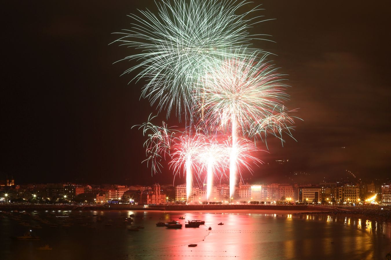 La pirotecnia alavesa fue la encargada de inaugurar el Concurso de Fuegos Artificiales, donde sorprendió por la calidad de su propuesta 
