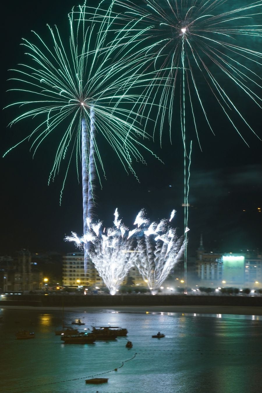 La pirotecnia alavesa fue la encargada de inaugurar el Concurso de Fuegos Artificiales, donde sorprendió por la calidad de su propuesta 