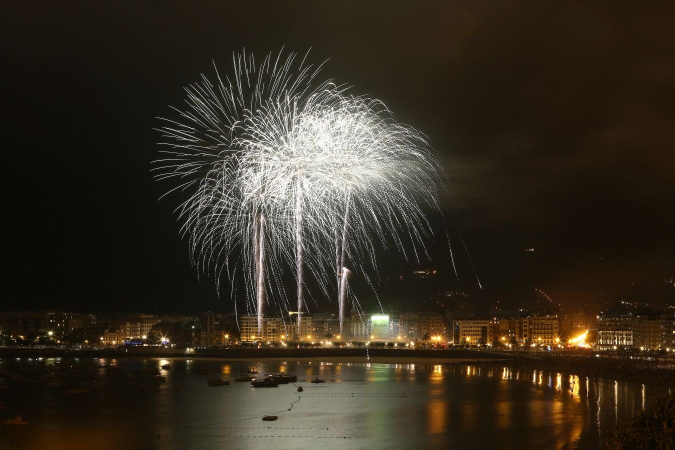 La pirotecnia alavesa fue la encargada de inaugurar el Concurso de Fuegos Artificiales, donde sorprendió por la calidad de su propuesta 
