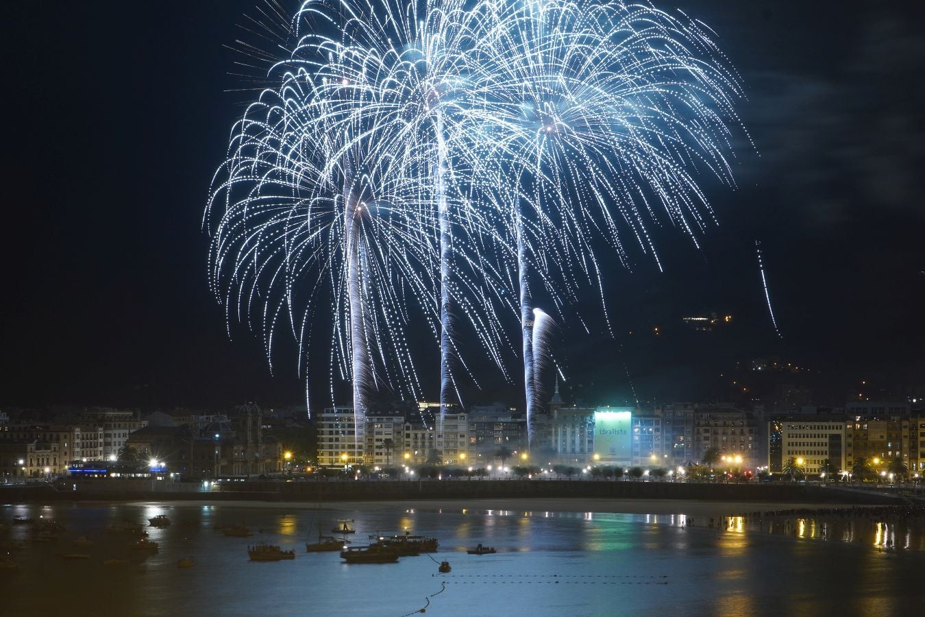 La pirotecnia alavesa fue la encargada de inaugurar el Concurso de Fuegos Artificiales, donde sorprendió por la calidad de su propuesta 