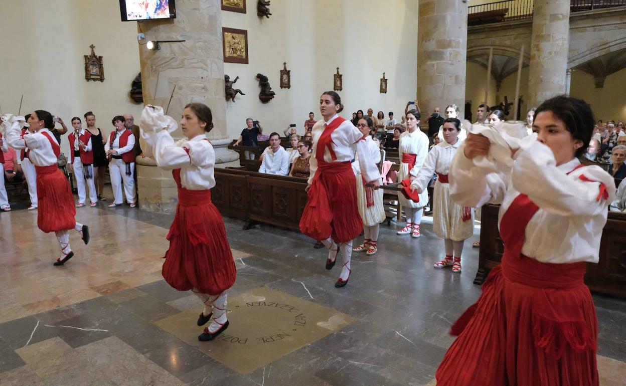 Las capitanas Lide Mendiaraz, Maddi Barrena, Miren Hernández e Irati Etxeberria ejecutan la ezpata-dantza en la iglesia de la Asunción.