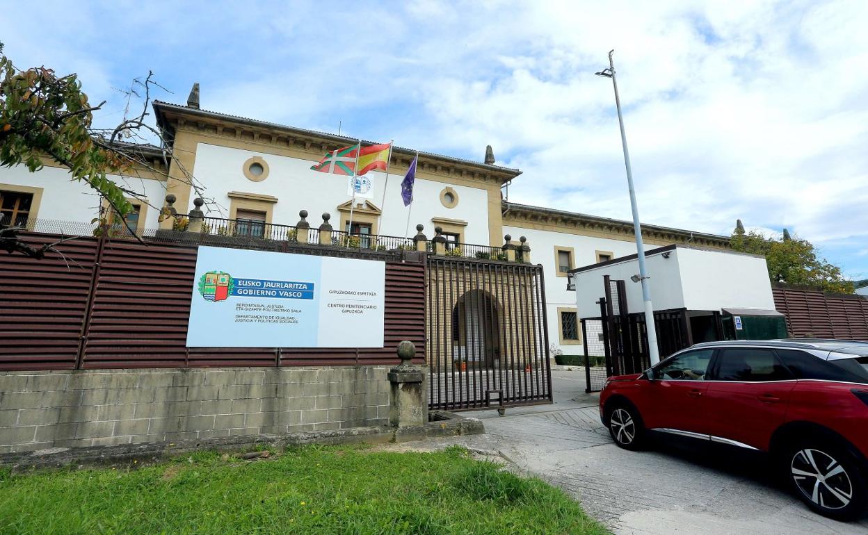 Puerta de entrada a la prisión de Martutene, donde ha aumentado en el último tiempo el número de internos de ETA. 