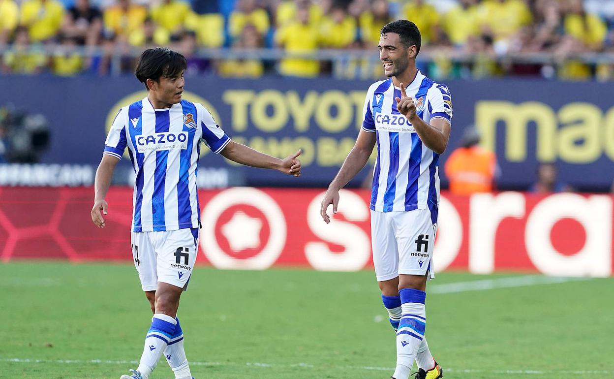 Take Kubo y Mikel Merino, durante el partido.