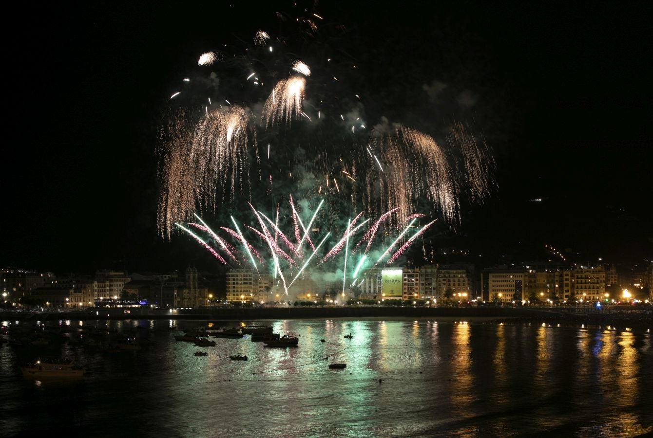 La pirotecnia ucraniana Dance of Fire respondió con creces a las expectativas. Como adelantó en su presentación, proponía mucho ritmo y juego de alturas en su colección, y cumplió.