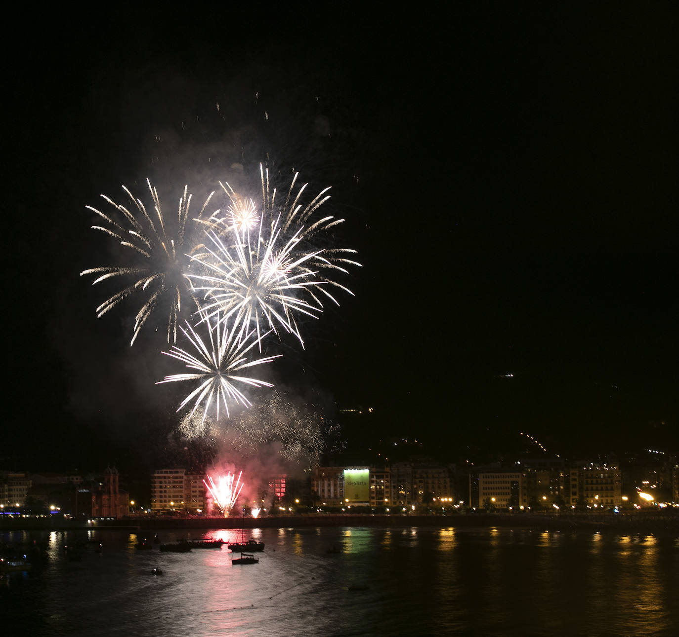 Fotos: Una pirotecnia de Gran Canaria en los fuegos del martes