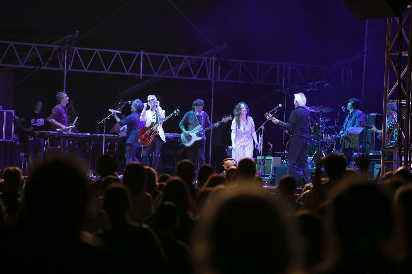 La explanada de Sagüés volvió a quedarse pequeña y los asistentes pudieron disfrutar en vivo de grandes clásicos. 